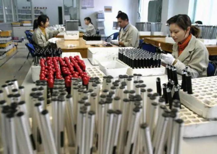 香菇分拣线出事，找来厂长后暴露一个大问题：中国缺2000万这种人才，上机器人也没用