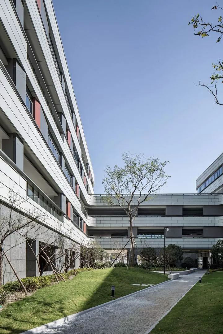 拒绝“千校一律”，浙大教院附中完成漂浮立体校园