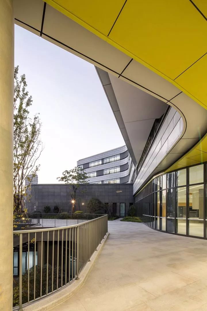 拒绝“千校一律”，浙大教院附中完成漂浮立体校园