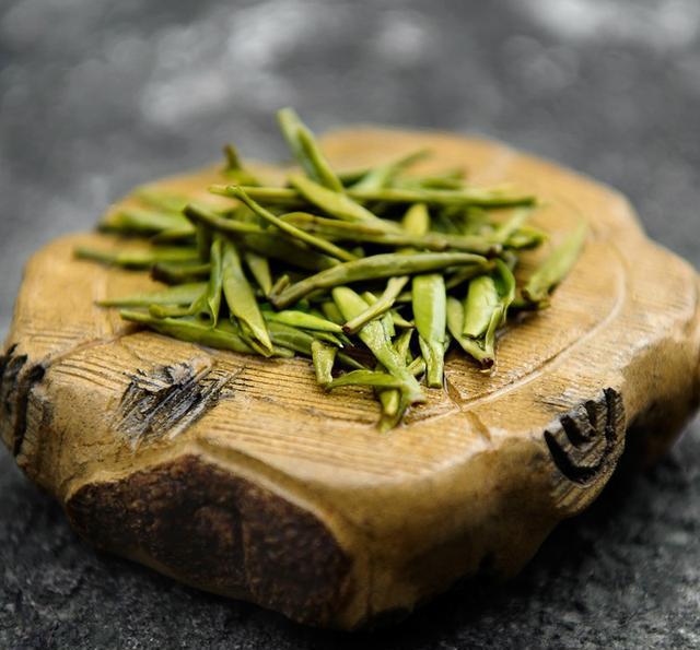 泡绿茶先放茶叶还是先倒水,绿茶冲泡是先放茶叶还是先倒水