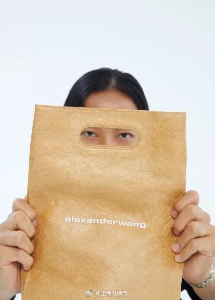 球鞋放薯条？皮卡丘变成碳？?洗衣液走秀了！这个世界太玄幻