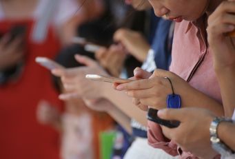 20岁女生胸部一阵一阵疼,22岁了有时候胸部会疼痛