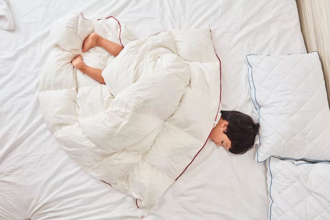 冬天被子正确盖法对照表,真人实测冬天如何盖被子才最暖和