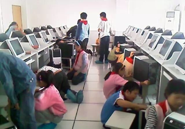 上电脑课不穿鞋套,也就失去了对互联网最基本的敬畏