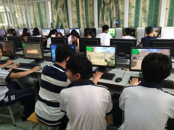 上电脑课不穿鞋套,也就失去了对互联网最基本的敬畏