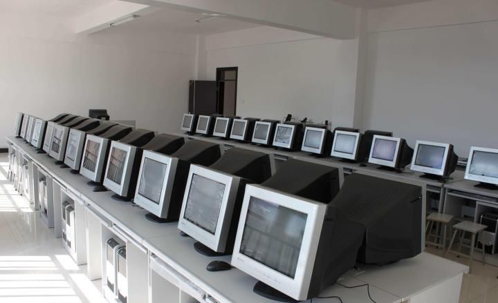 上电脑课不穿鞋套,也就失去了对互联网最基本的敬畏