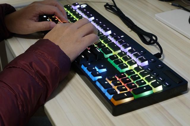 罗技g610机械键盘测评,罗技g610和910的键帽一样么