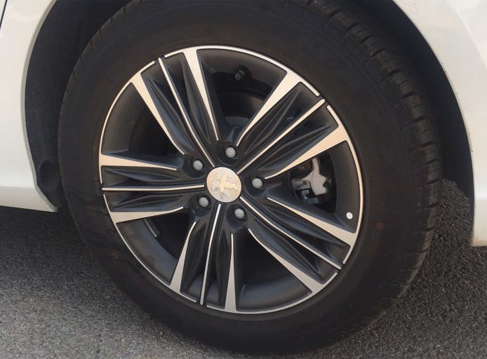 因《的士速递》买了省油能装的标致308！操控稳如狗，开起来像跑车？车主却揭开“辛酸”秘密...