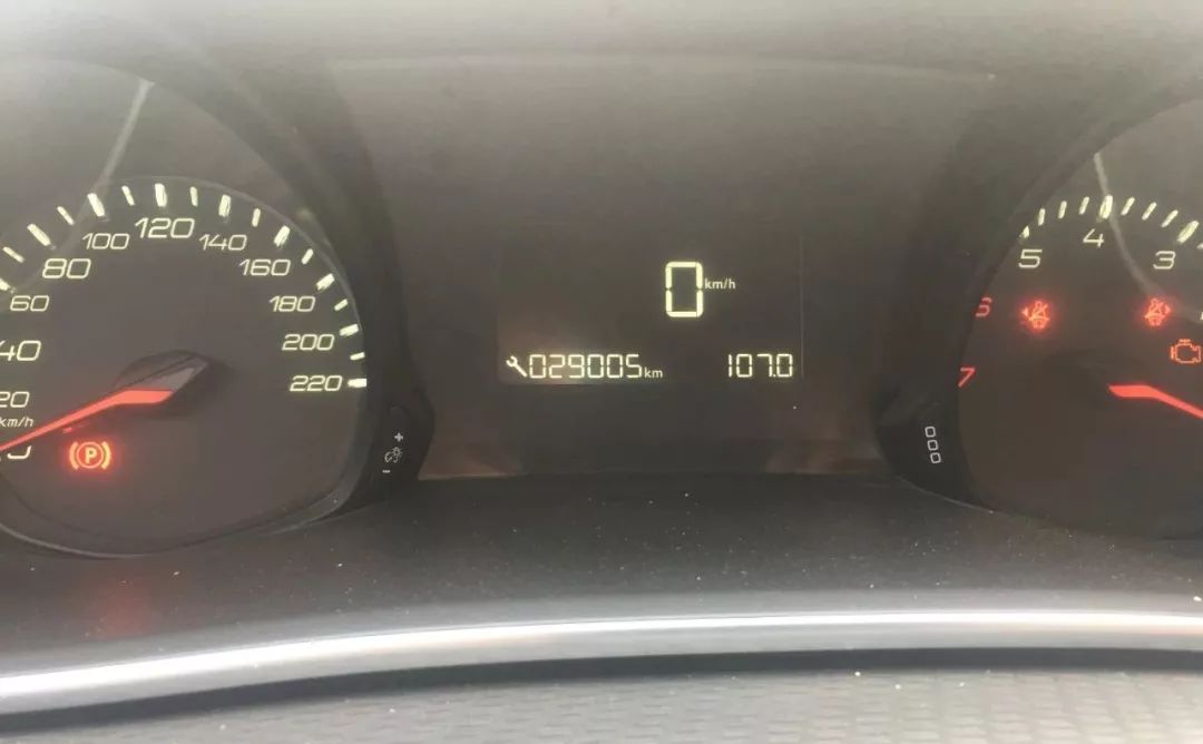 因《的士速递》买了省油能装的标致308！操控稳如狗，开起来像跑车？车主却揭开“辛酸”秘密...