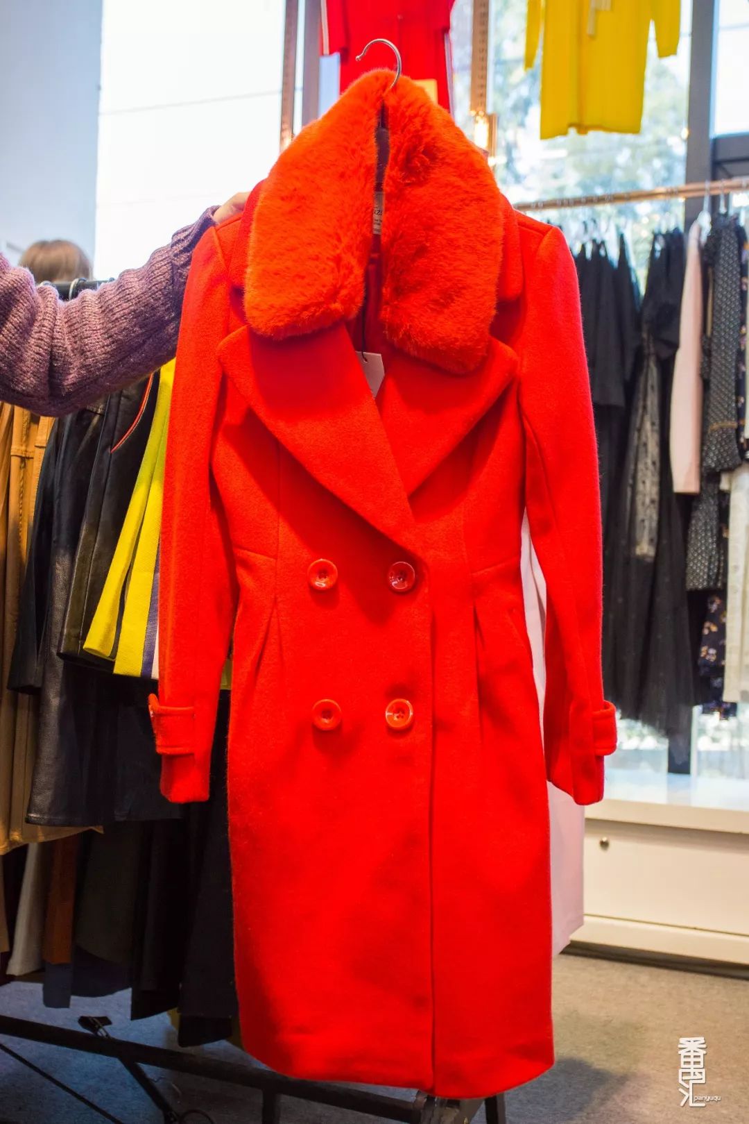 羽绒服工厂清仓100元150元,工厂羽绒服100元3-5件包邮到家