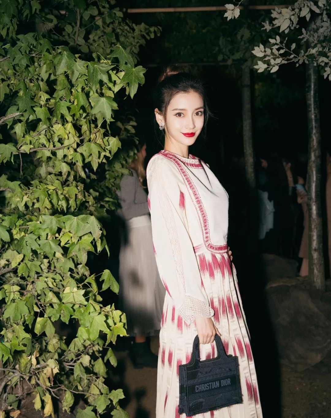 羡慕霉霉的30岁，涂上红唇就能美成全场最佳