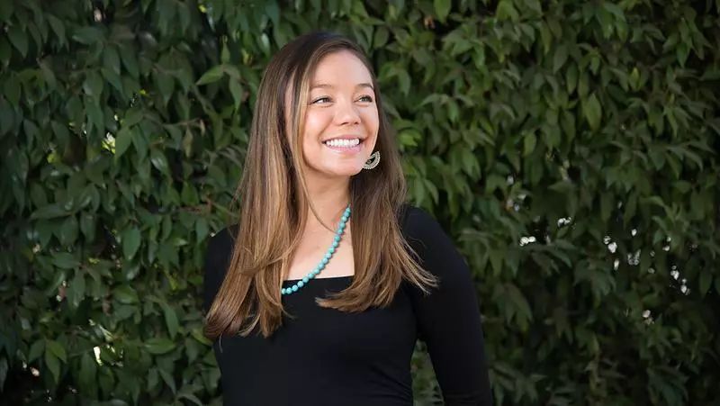 华裔女人嫁给美国富豪名人,谷歌老板华裔老婆和马斯克