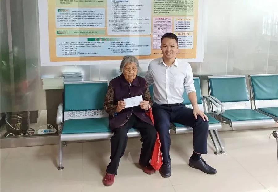 开小卖部还清30年前*款贷**，博白90岁老伉俪用一生守护诚信