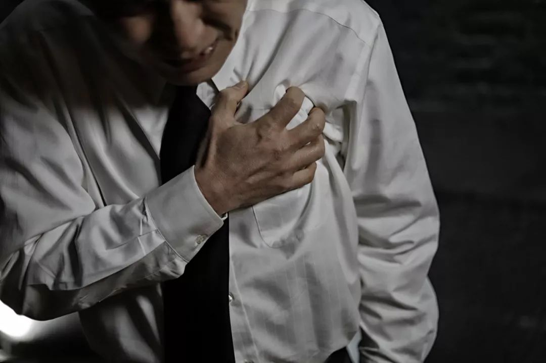 喝酒脸红容易老年痴呆,喝酒脸红的人应避免酒精