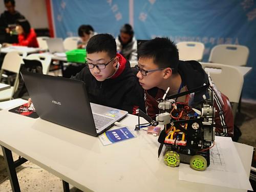 儿童创新机器人课程是学什么的,机器人课能培养孩子专注力吗