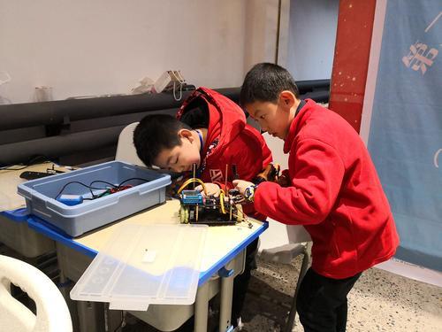 儿童创新机器人课程是学什么的,机器人课能培养孩子专注力吗