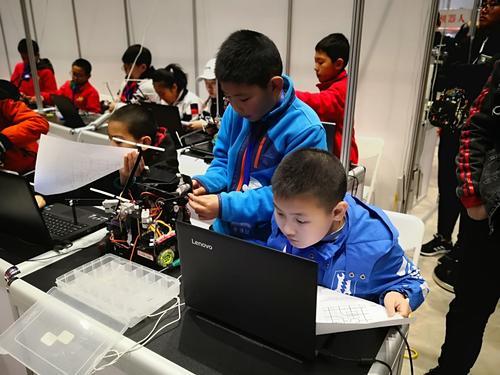 儿童创新机器人课程是学什么的,机器人课能培养孩子专注力吗