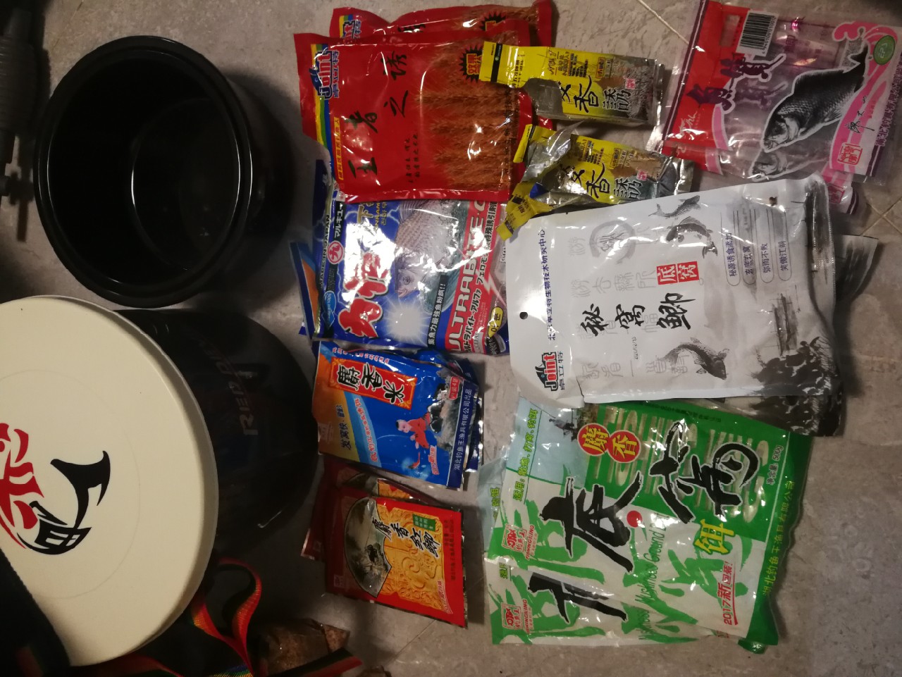 钓鲫鱼的窝料饵料最佳配方,分享一款野钓鲫鱼的窝料配方