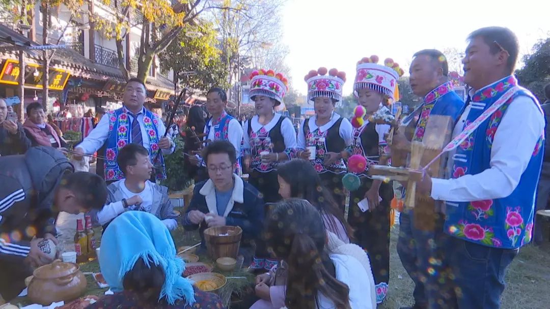 万人彝家儿女欢聚一堂,十月新年彝家儿女载歌载舞