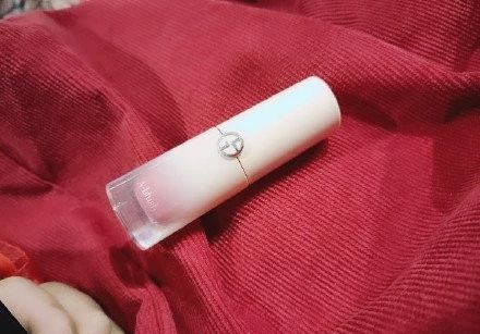 易烊千玺送阿玛尼 (易烊千玺送粉丝的阿玛尼是什么)