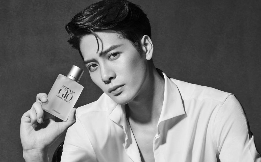 易烊千玺送阿玛尼 (易烊千玺送粉丝的阿玛尼是什么)