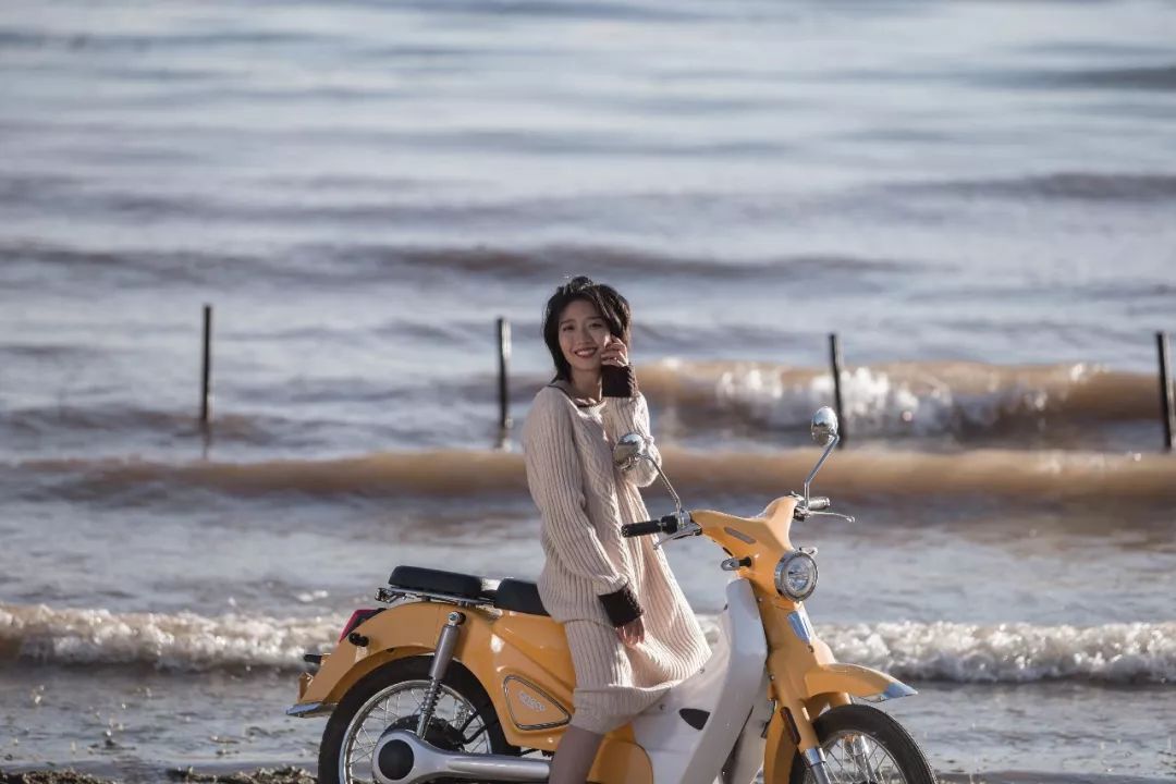 女司机骑摩托车,骑电动车旅游洱海