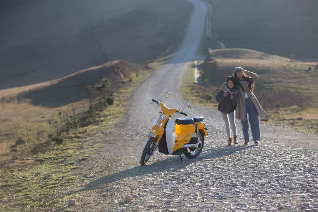 女司机骑摩托车,骑电动车旅游洱海