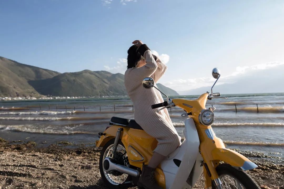 女司机骑摩托车,骑电动车旅游洱海