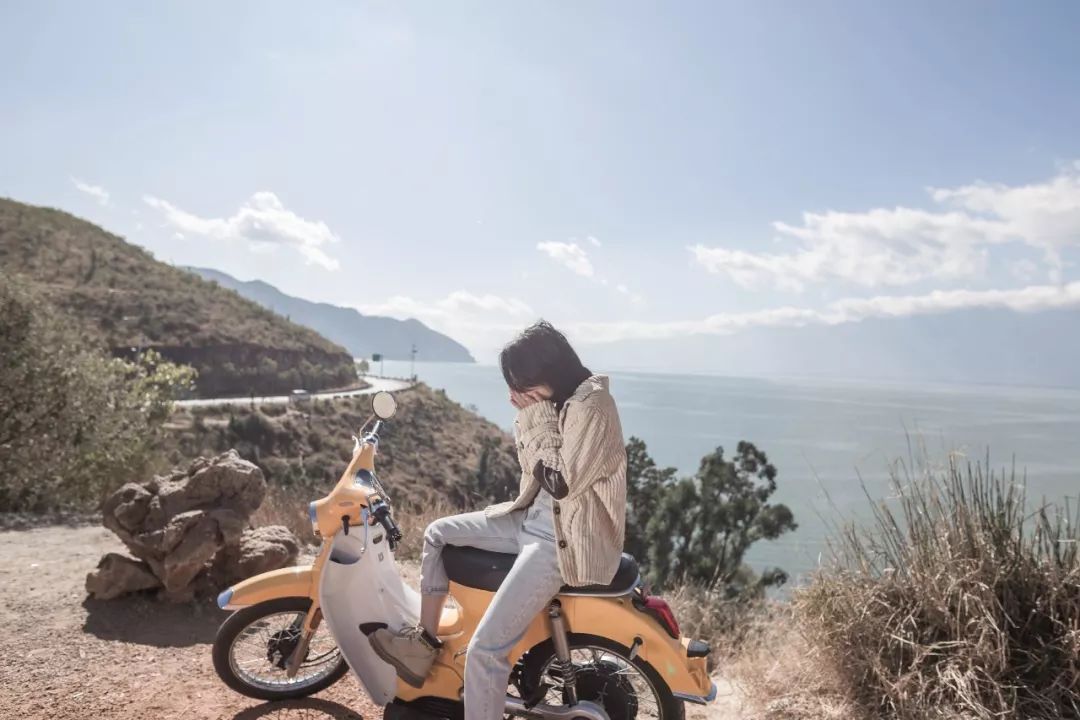 女司机骑摩托车,骑电动车旅游洱海
