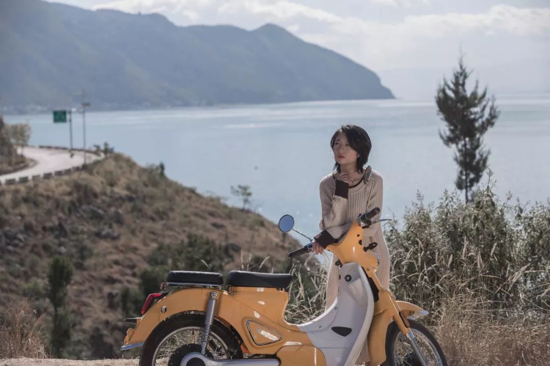 女司机骑摩托车,骑电动车旅游洱海