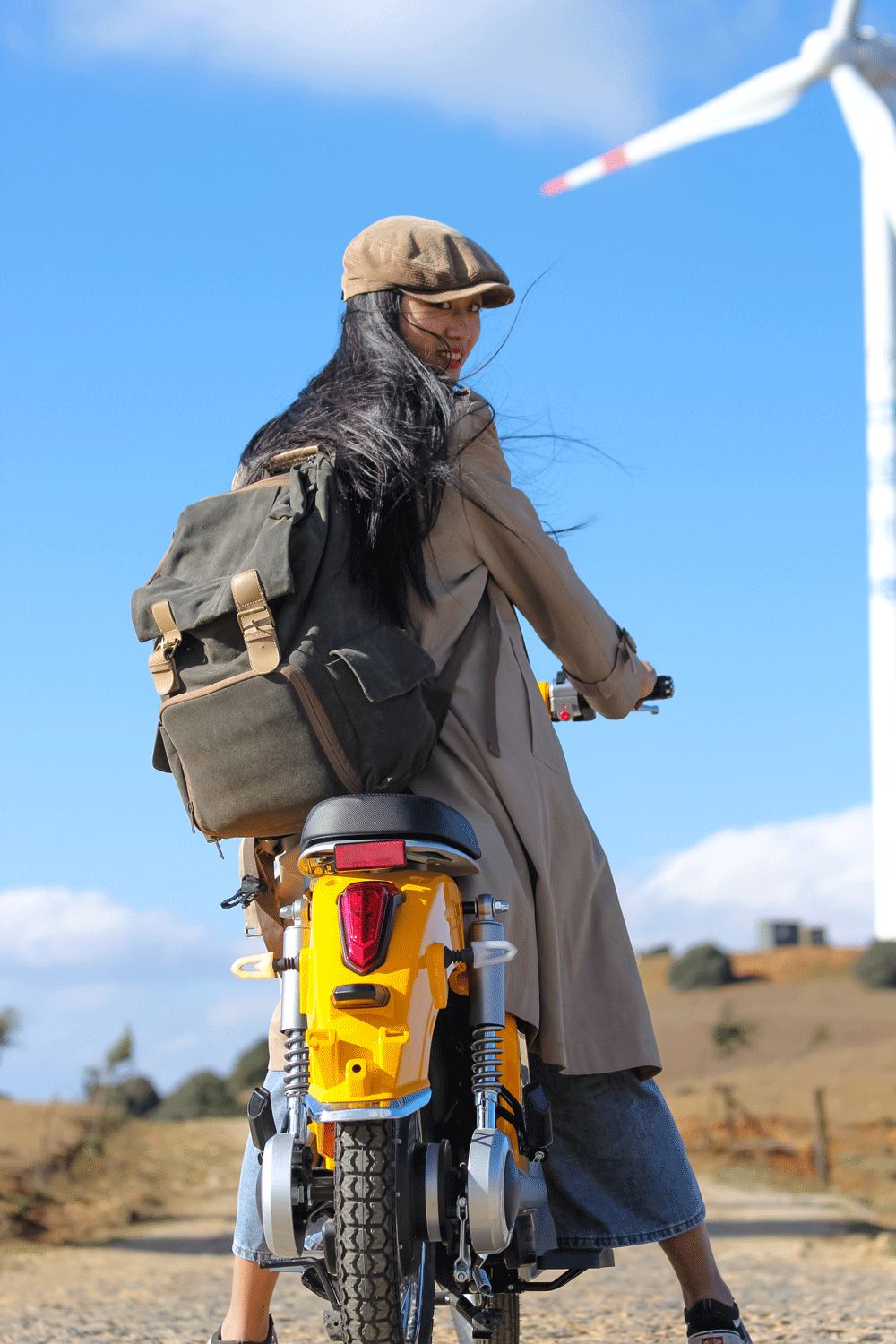 女司机骑摩托车,骑电动车旅游洱海