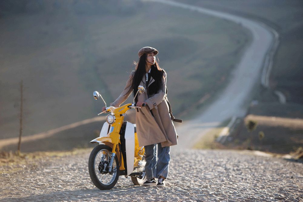 女司机骑摩托车,骑电动车旅游洱海