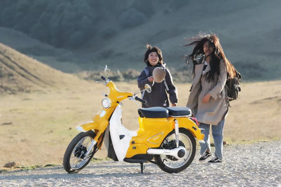 女司机骑摩托车,骑电动车旅游洱海