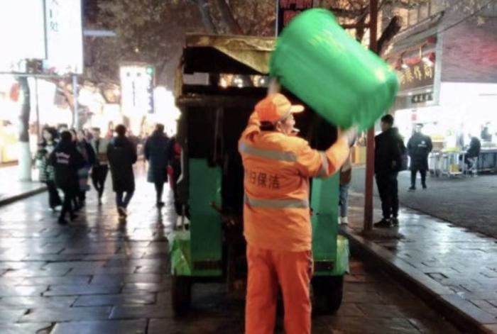 平安夜,西安这家保洁公司全员上岗坚守,结果却发现今年凉凉了