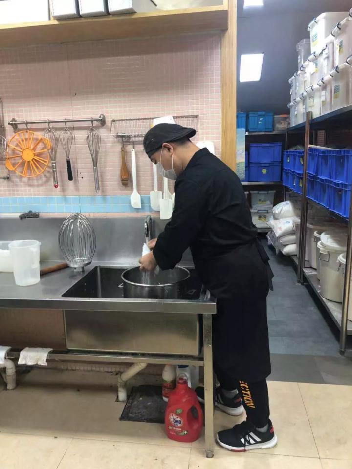 儿子高中毕业去咖啡店上班,爸妈辞去原来工作陪他一起!杭州这家最温暖的小店5岁了