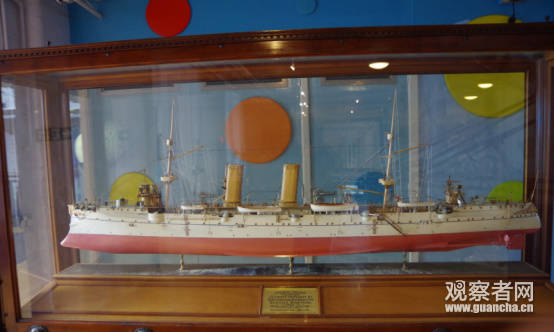 英国北洋水师墓前放山东舰照片,北洋水师墓前福建舰照片