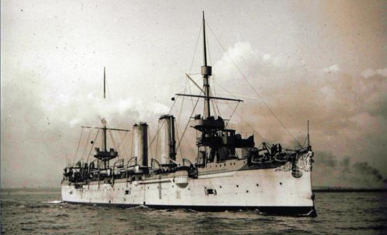 英国北洋水师墓前放山东舰照片,北洋水师墓前福建舰照片