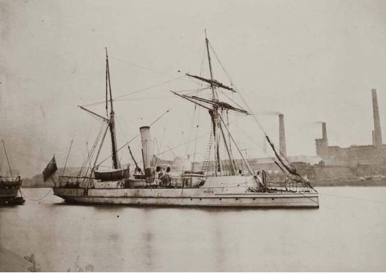 英国北洋水师墓前放山东舰照片,北洋水师墓前福建舰照片