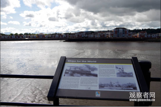 英国北洋水师墓前放山东舰照片,北洋水师墓前福建舰照片