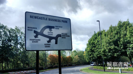 英国北洋水师墓前放山东舰照片,北洋水师墓前福建舰照片