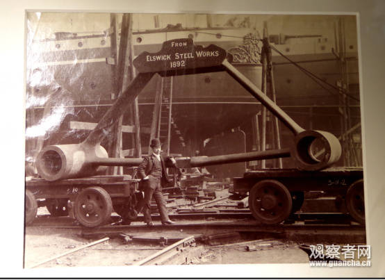 英国北洋水师墓前放山东舰照片,北洋水师墓前福建舰照片