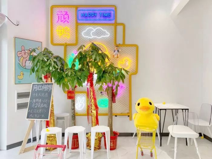 吸猫撸狗遛羊驼,吸狗撸猫遛羊驼