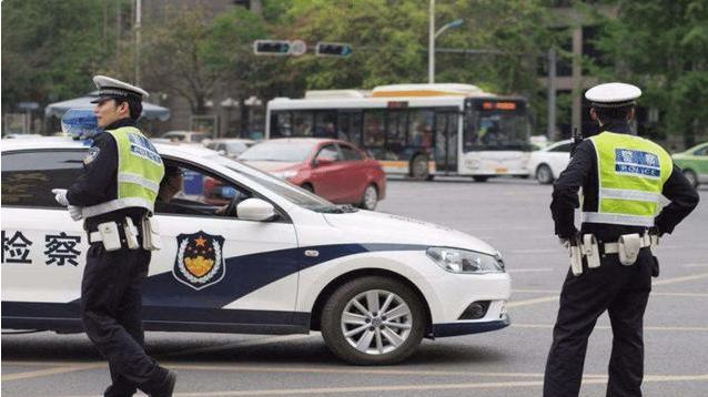 开车撞人后私了还是报案,开车撞人是保险赔偿还是自己赔偿