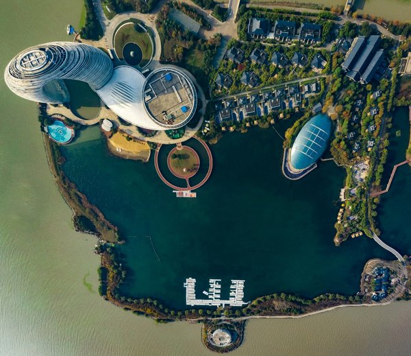 飞洲文旅集团和圣峰文旅两大集团强强联手，共创生态旅游新模式