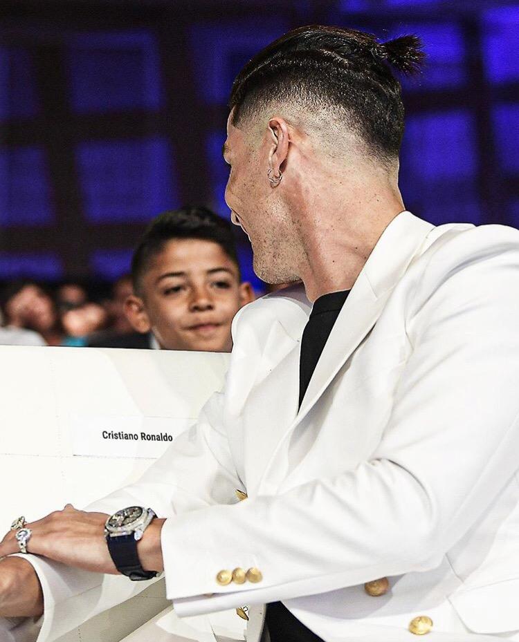 C罗迪拜领奖，留起了小辫，手戴价值60万英镑饰品