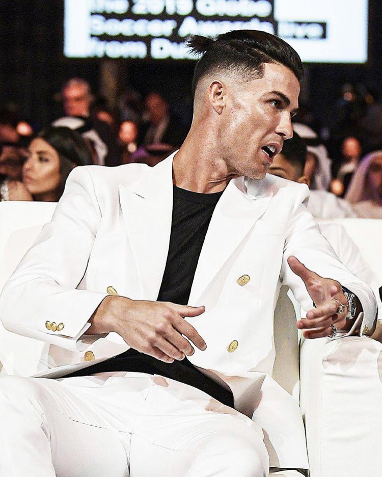 C罗迪拜领奖，留起了小辫，手戴价值60万英镑饰品