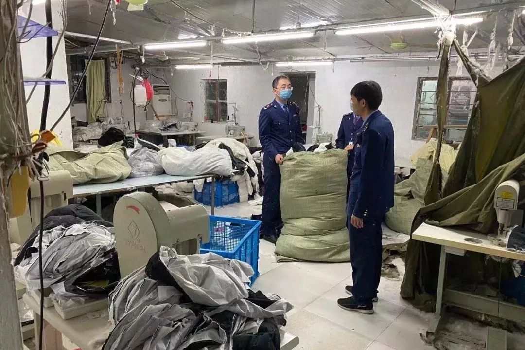 平湖羽绒服假货事件,浙江嘉兴平湖假羽绒服