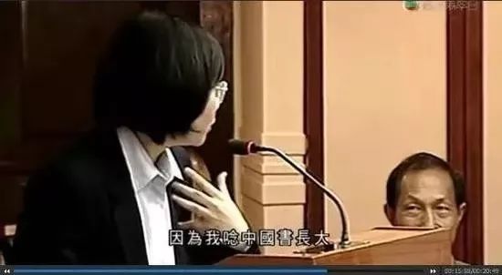 台湾小丑政客：挨火箭炮的命，操航母的心