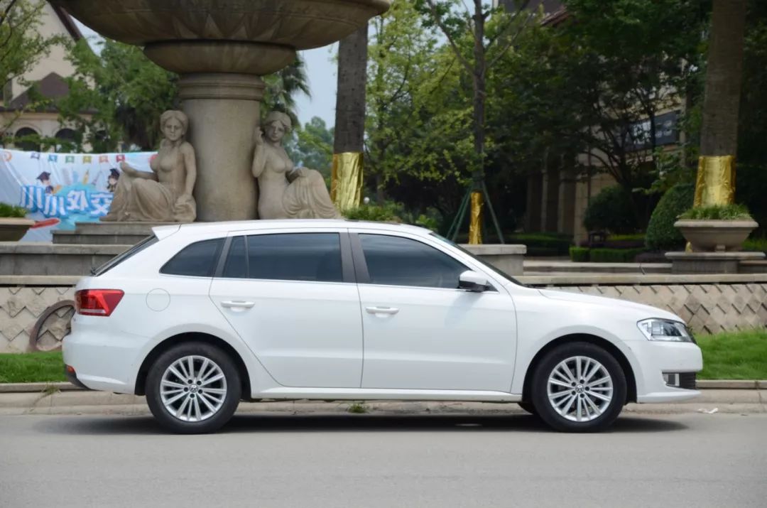 左手丰田右手大众，只花了不到5w成为人生赢家！这辆二手的朗行配置不输自家的卡罗拉！车主赚到了