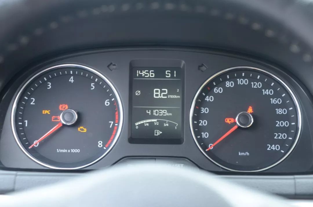 左手丰田右手大众，只花了不到5w成为人生赢家！这辆二手的朗行配置不输自家的卡罗拉！车主赚到了